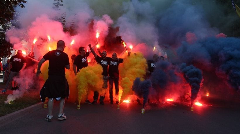 Πανδαιμόνιο στους δρόμους της Ζένιτσα λίγη ώρα πριν τον αγώνα Ελλάδα – Βοσνία (βίντεο)